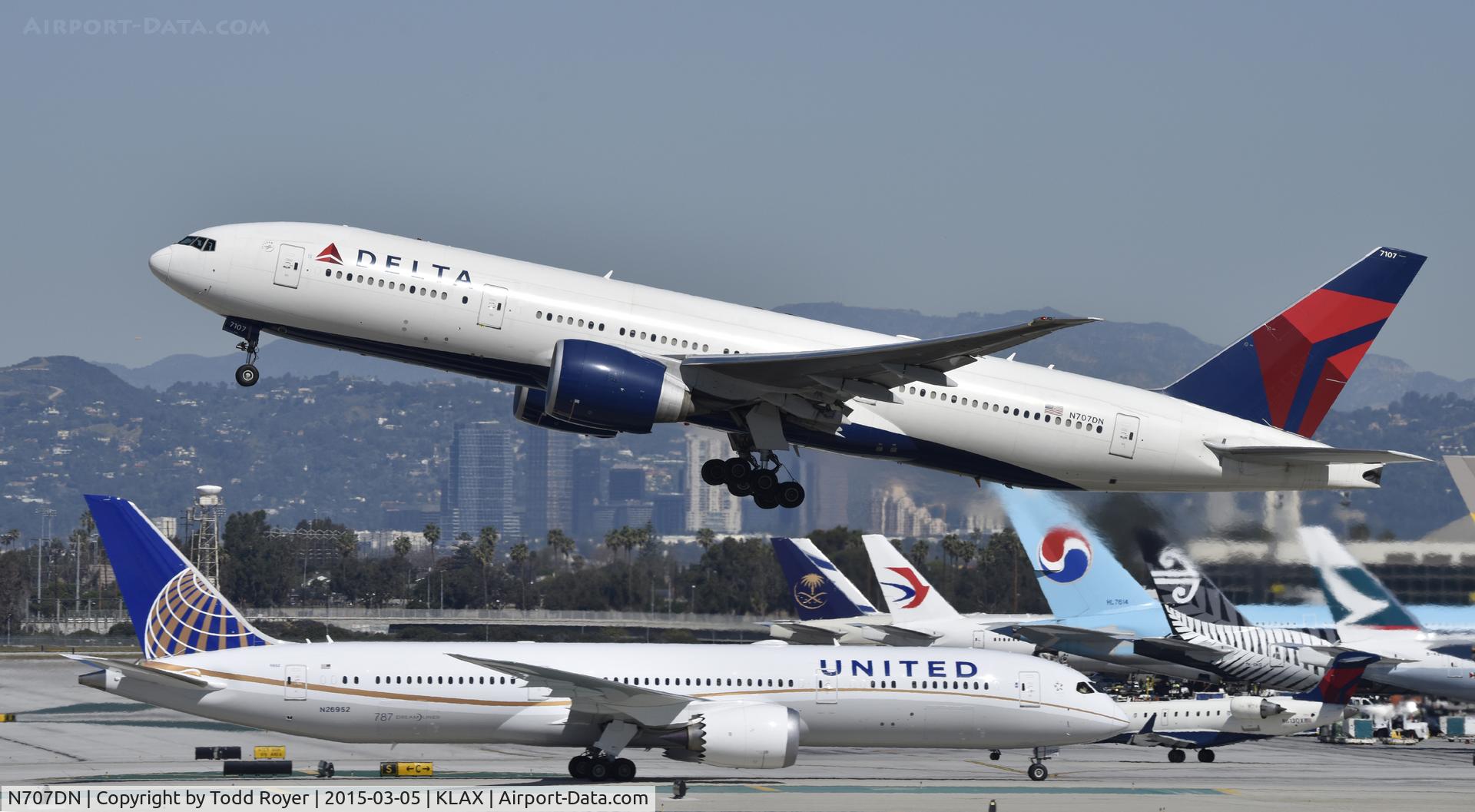 N707DN, 2009 Boeing 777-232/LR C/N 39091, Departing LAX on 25R