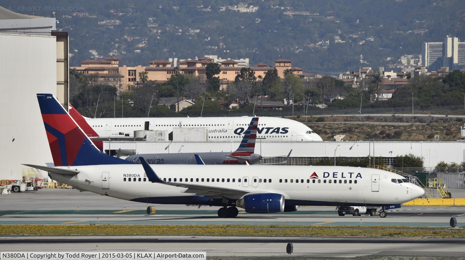 N380DA, 1999 Boeing 737-832 C/N 30266, Taxiing to gate at LAX
