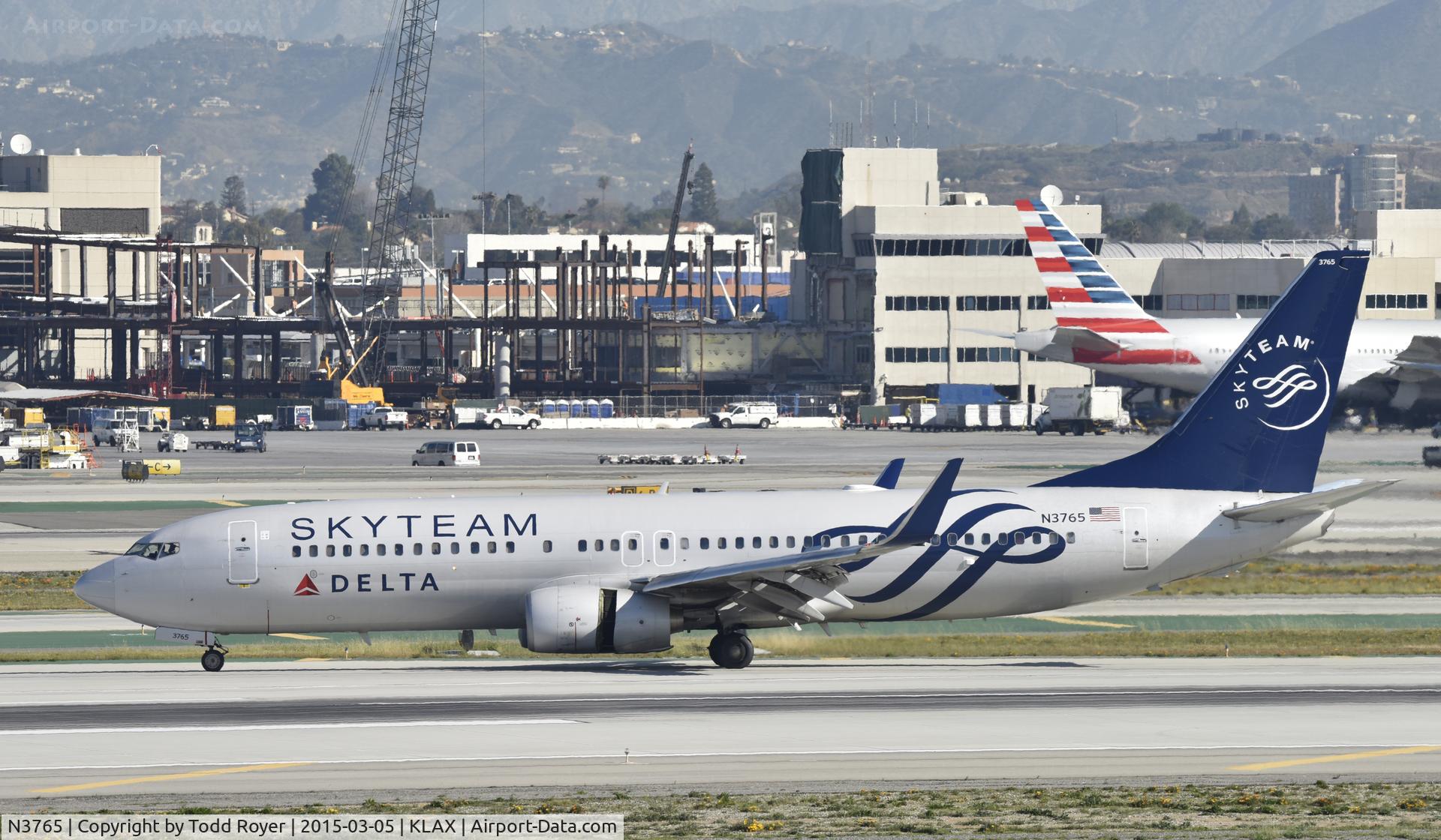 N3765, 2001 Boeing 737-832 C/N 30819, Taxiing to gate at LAX