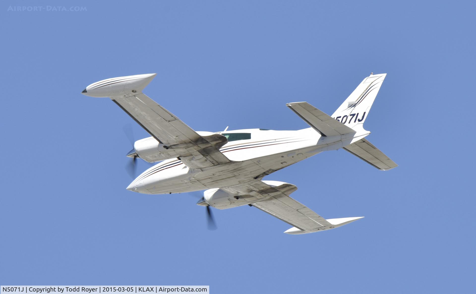 N5071J, 1975 Cessna 310R C/N 310R0191, Departing LAX on 25L