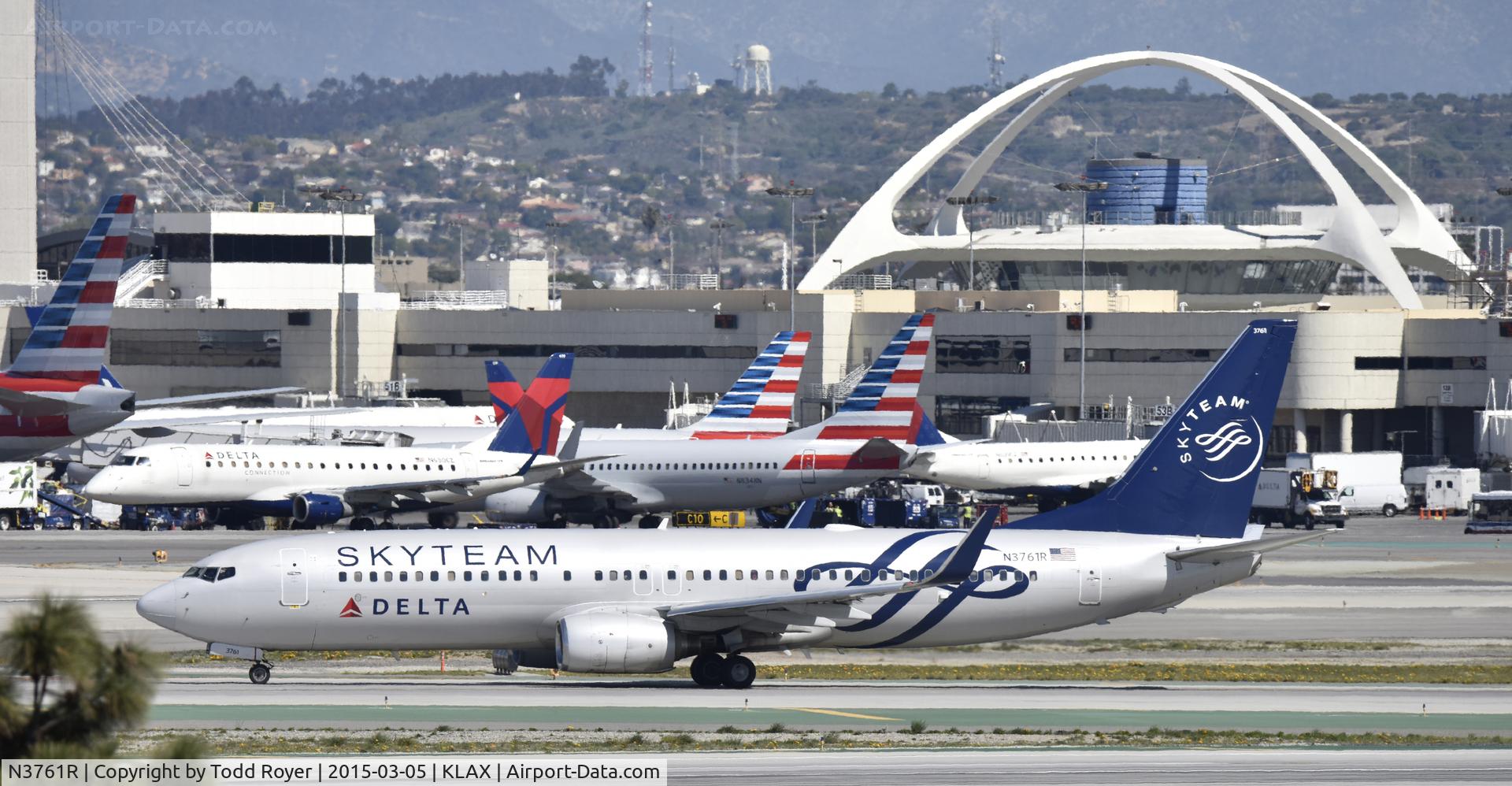 N3761R, 2001 Boeing 737-832 C/N 29628, Taxiing to gate at LAX