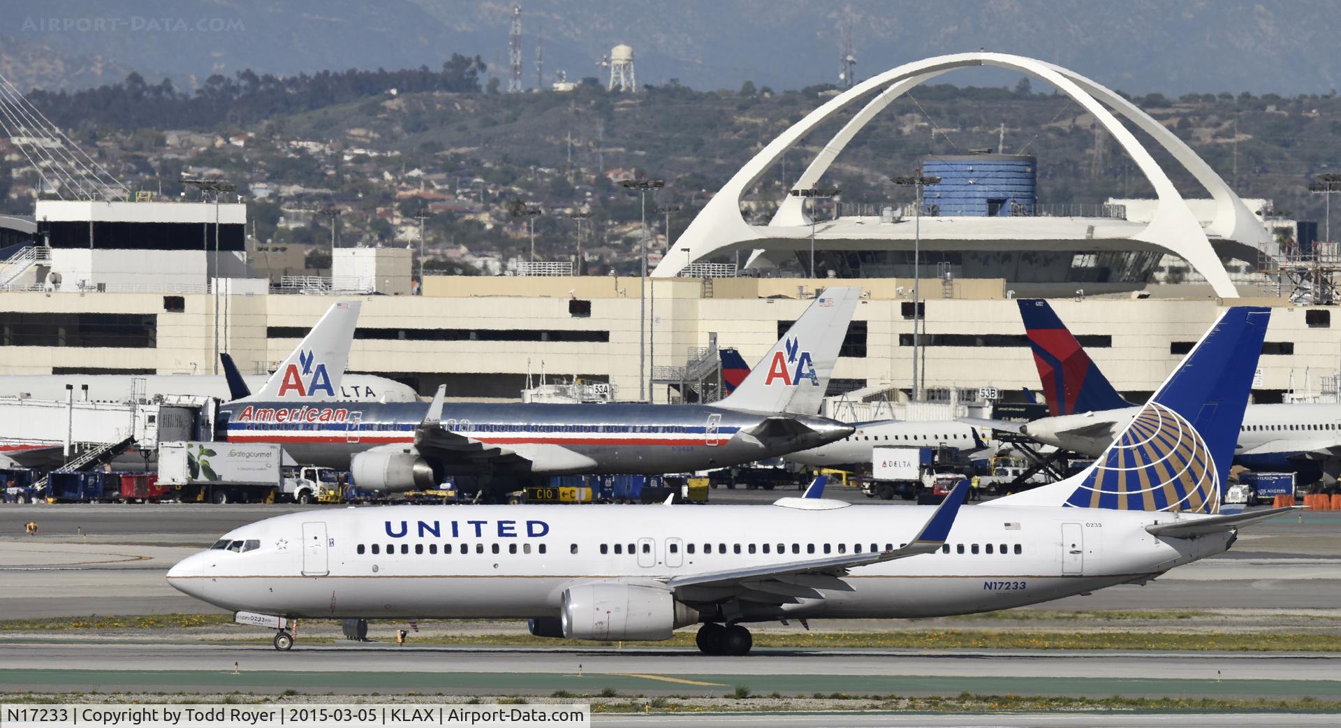 N17233, 1999 Boeing 737-824 C/N 28943, Taxiing to gate at LAX