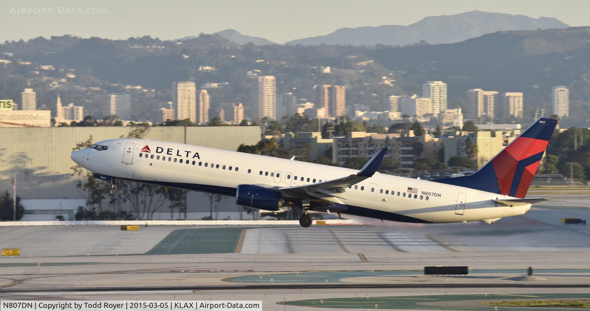 N807DN, 2013 Boeing 737-932/ER C/N 31921, Departing LAX on 25R