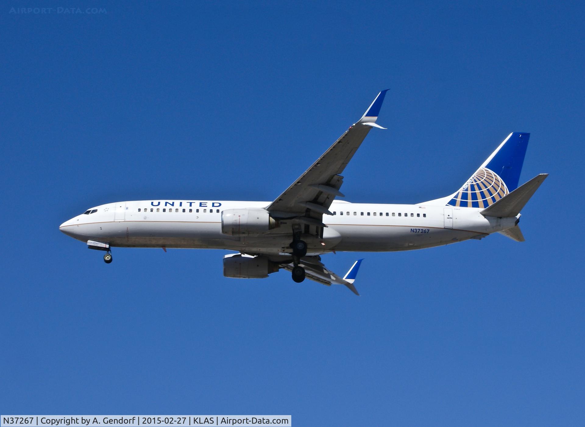 N37267, 2001 Boeing 737-824 C/N 31586, United, is here approaching Las Vegas Int'l(KLAS)