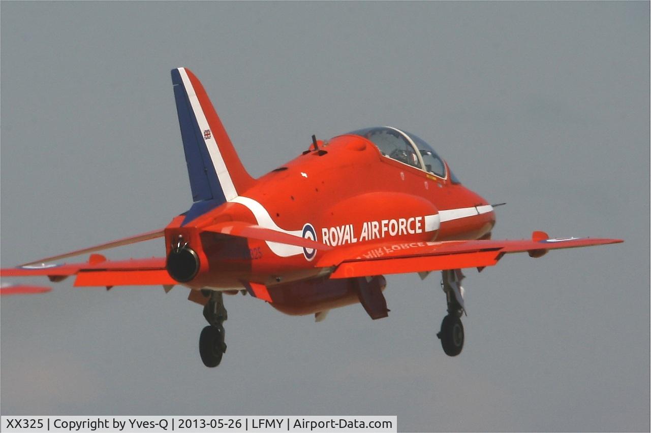XX325, 1980 Hawker Siddeley Hawk T.1 C/N 169/312150, Royal Air Force Red Arrows Hawker Siddeley Hawk T.1, Take-off Rwy 34, Salon de Provence Air Base 701 (LFMY) Open day 2013  .JPG