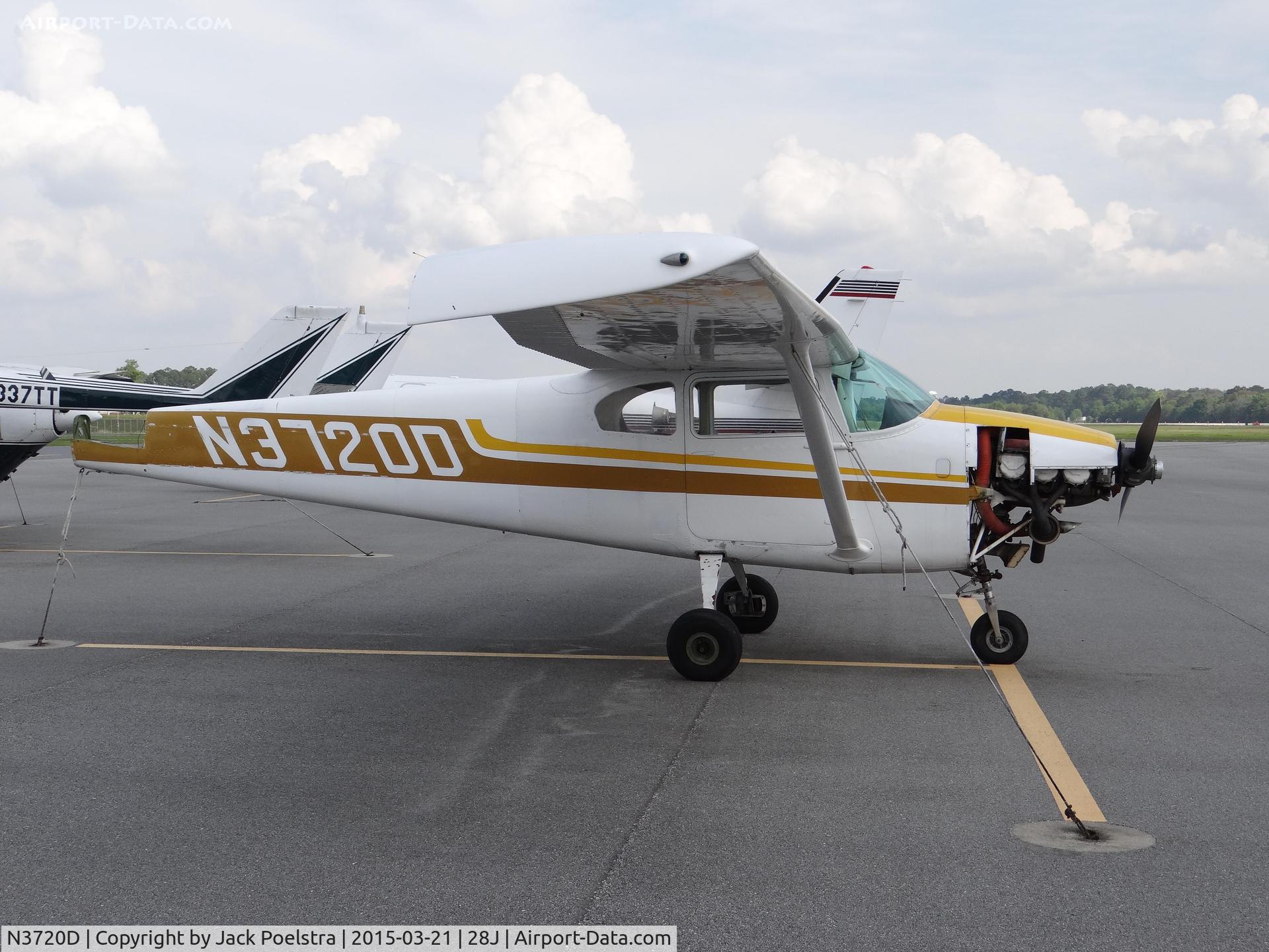 N3720D, 1957 Cessna 182A Skylane C/N 34420, C.182A, missing some parts, at ramp of Palatka