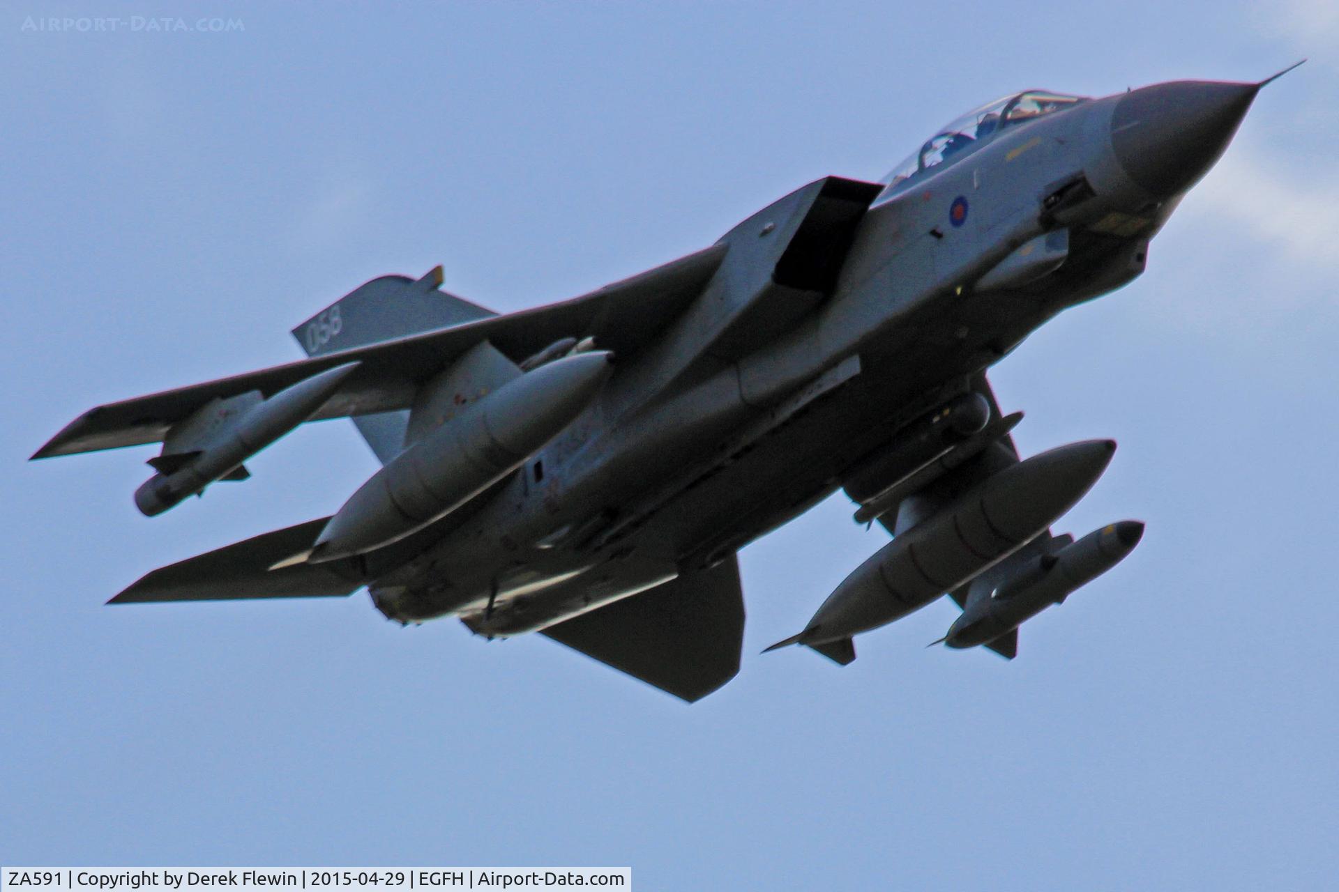 ZA591, 1982 Panavia Tornado GR.4 C/N 104/BS034/3055, Tornado GR.4, coded 058, RAF Marham based, callsign Mram16, low and fast fly by runway 04.