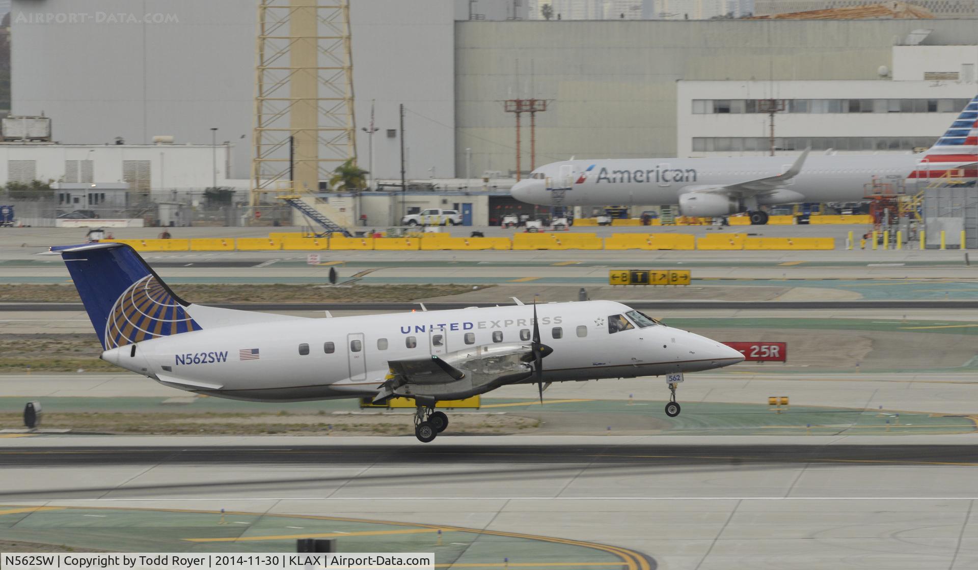 N562SW, 1998 Embraer EMB-120 Brasilia C/N 120336, Landing at LAX on 7R