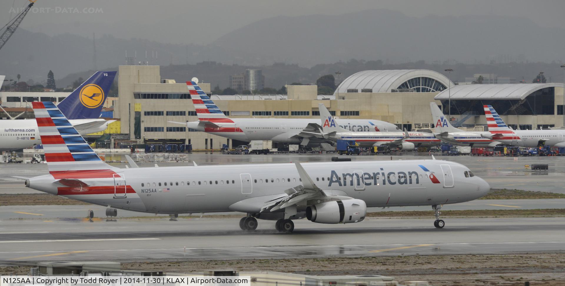 N125AA, 2014 Airbus A321-231 C/N 6272, Landing at LAX on 7R