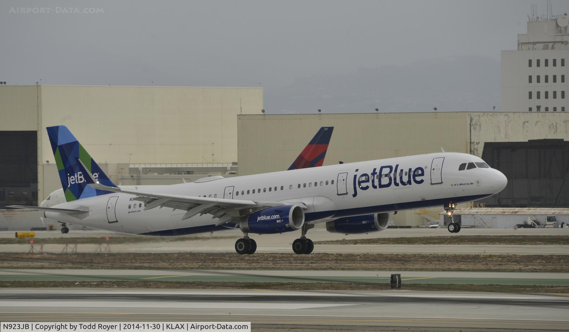 N923JB, 2014 Airbus A321-231 C/N 5960, Landing at LAX on 7R