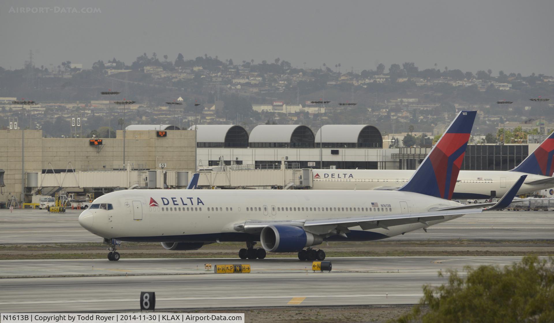 N1613B, 2001 Boeing 767-332 C/N 32776, Taxiing to gate at LAX