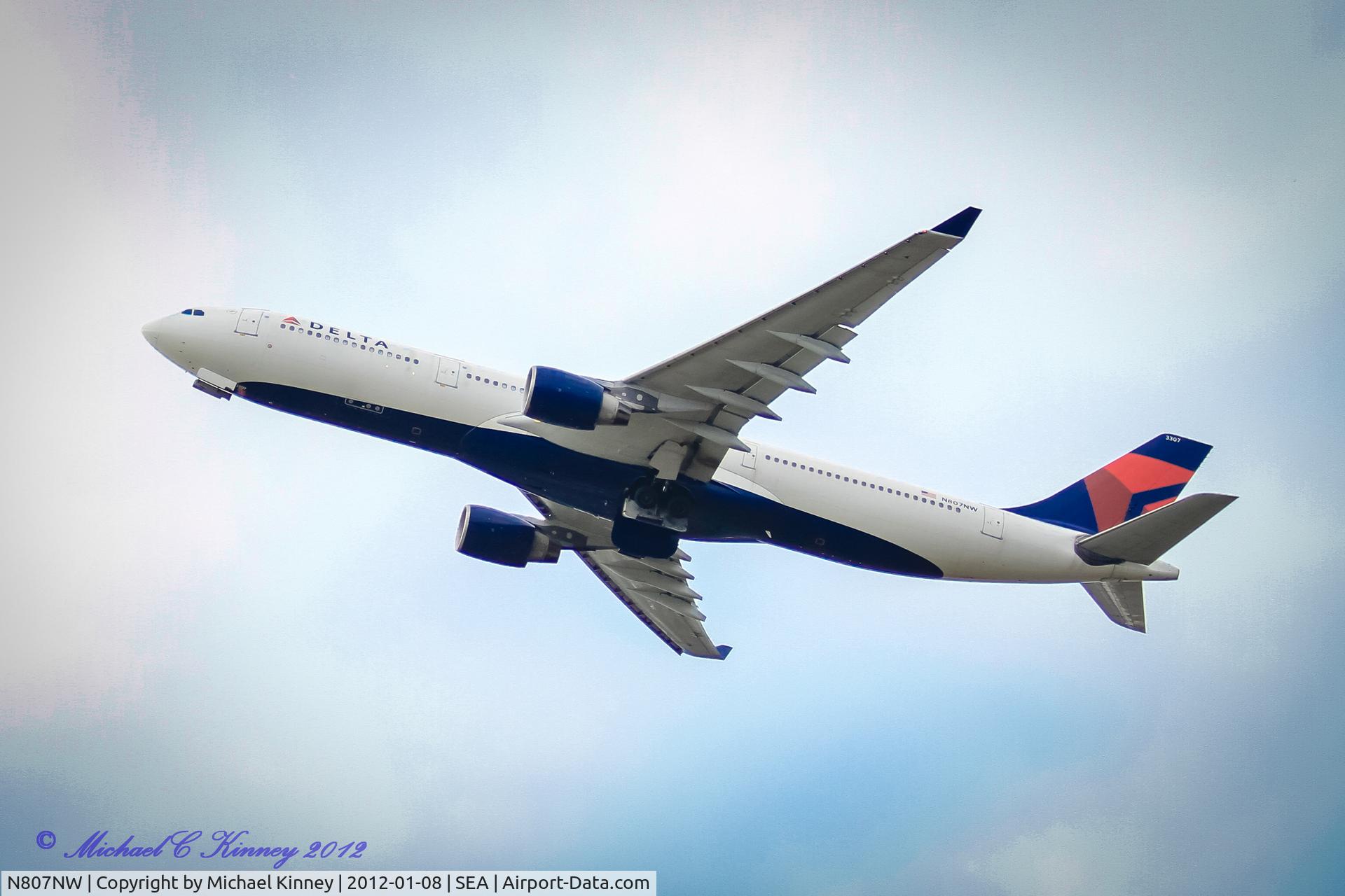N807NW, 2004 Airbus A330-323 C/N 0588, Leaving airport