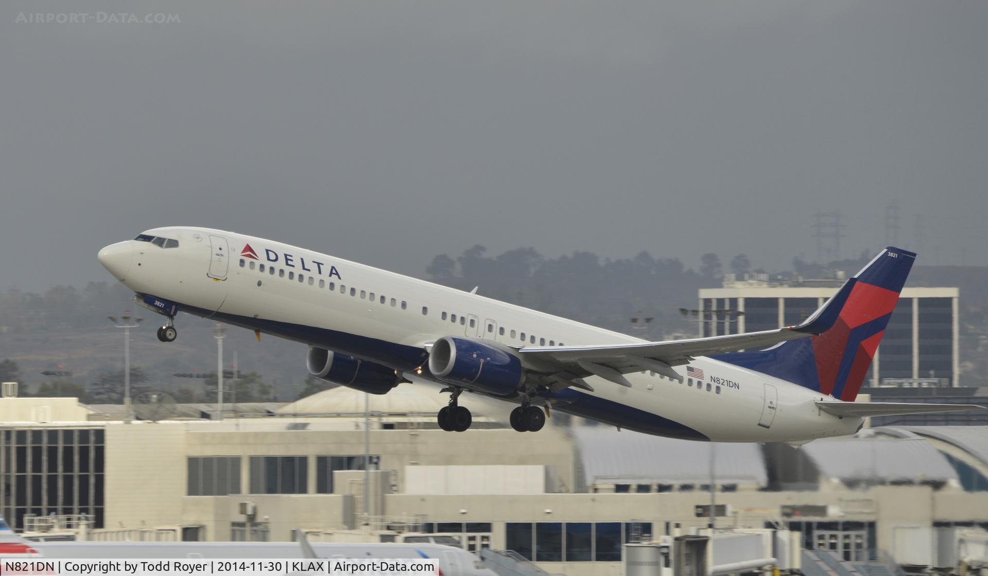 N821DN, 2014 Boeing 737-932/ER C/N 31932, Departing LAX on 25R