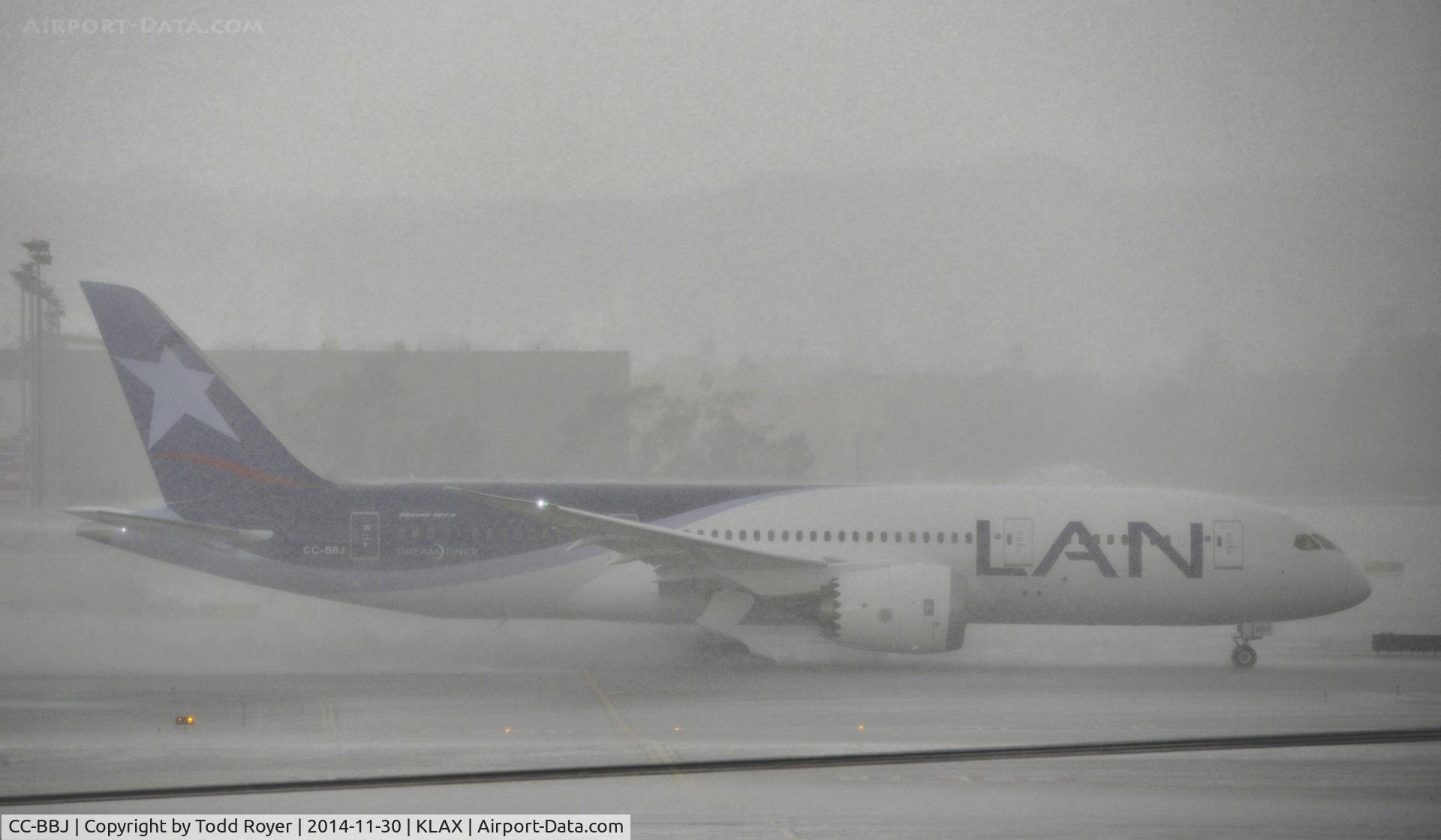 CC-BBJ, 2014 Boeing 787-8 Dreamliner C/N 42225, Departing LAX in heavy rain