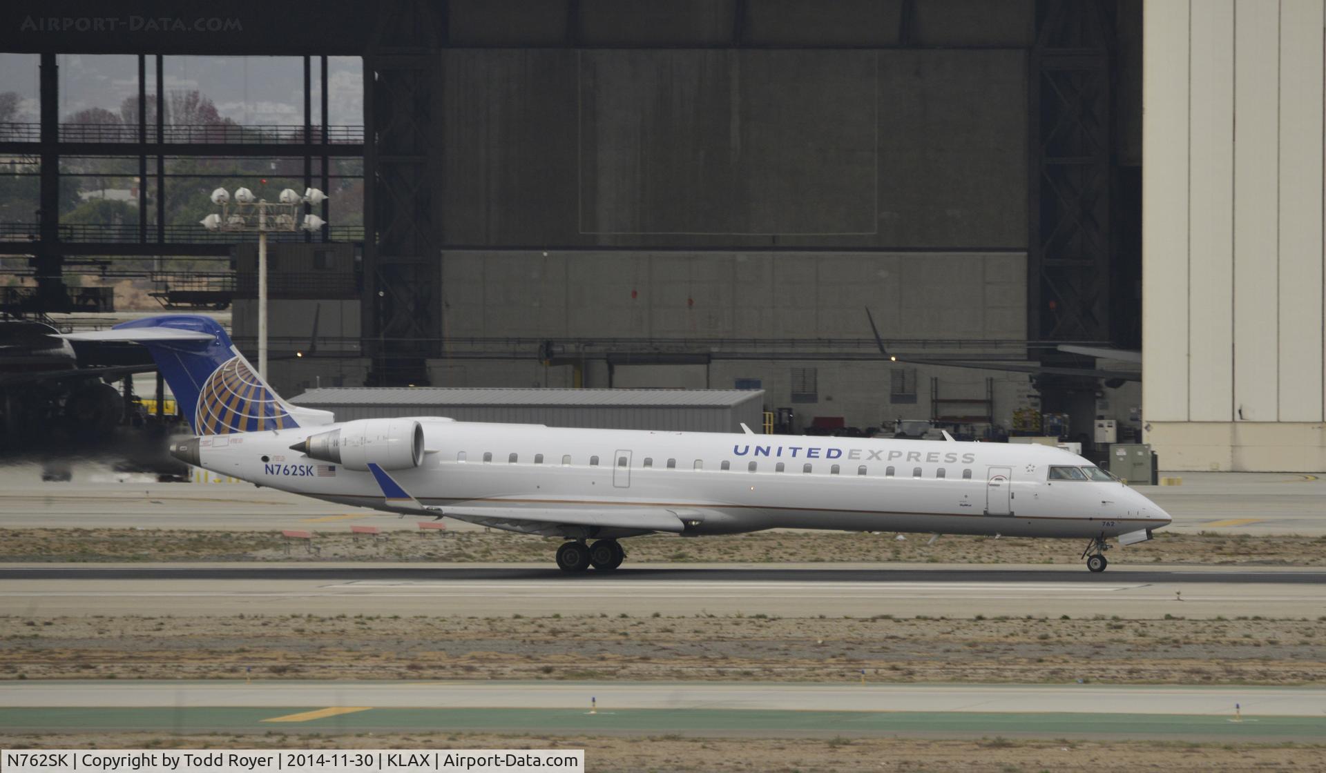 N762SK, 2005 Bombardier CRJ-701ER (CL-600-2C10) Regional Jet C/N 10226, Taxiing to gate at LAX