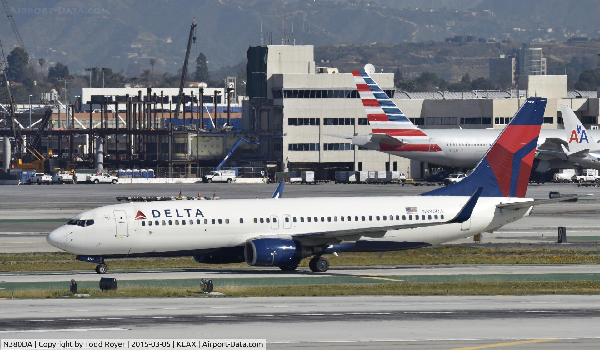 N380DA, 1999 Boeing 737-832 C/N 30266, Taxiing to gate at LAX