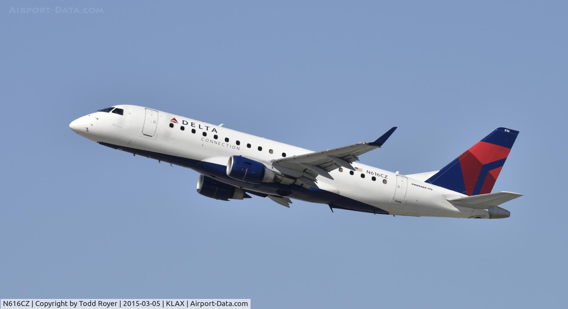 N616CZ, 2008 Embraer 175LR (ERJ-170-200LR) C/N 17000209, Departing LAX on 25R