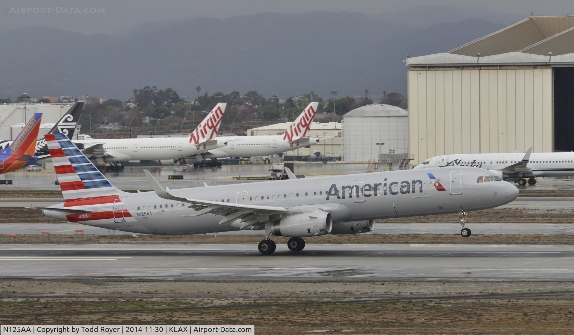 N125AA, 2014 Airbus A321-231 C/N 6272, Landing at LAX on 7R