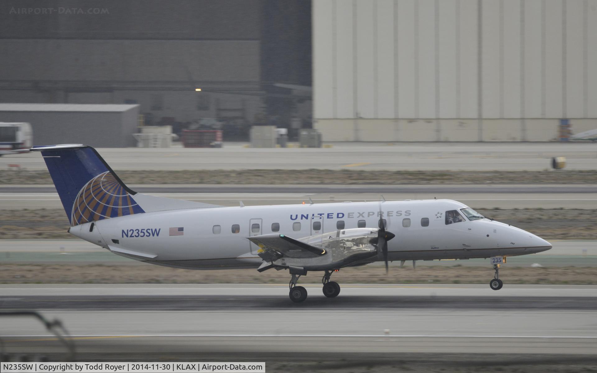 N235SW, Embraer EMB-120ER Brasilia C/N 120310, Landing at LAX on 7R