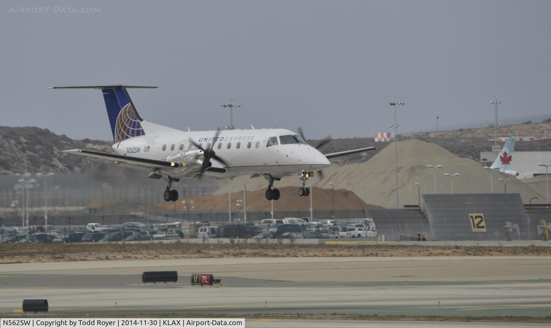 N562SW, 1998 Embraer EMB-120 Brasilia C/N 120336, Landing at LAX on7R