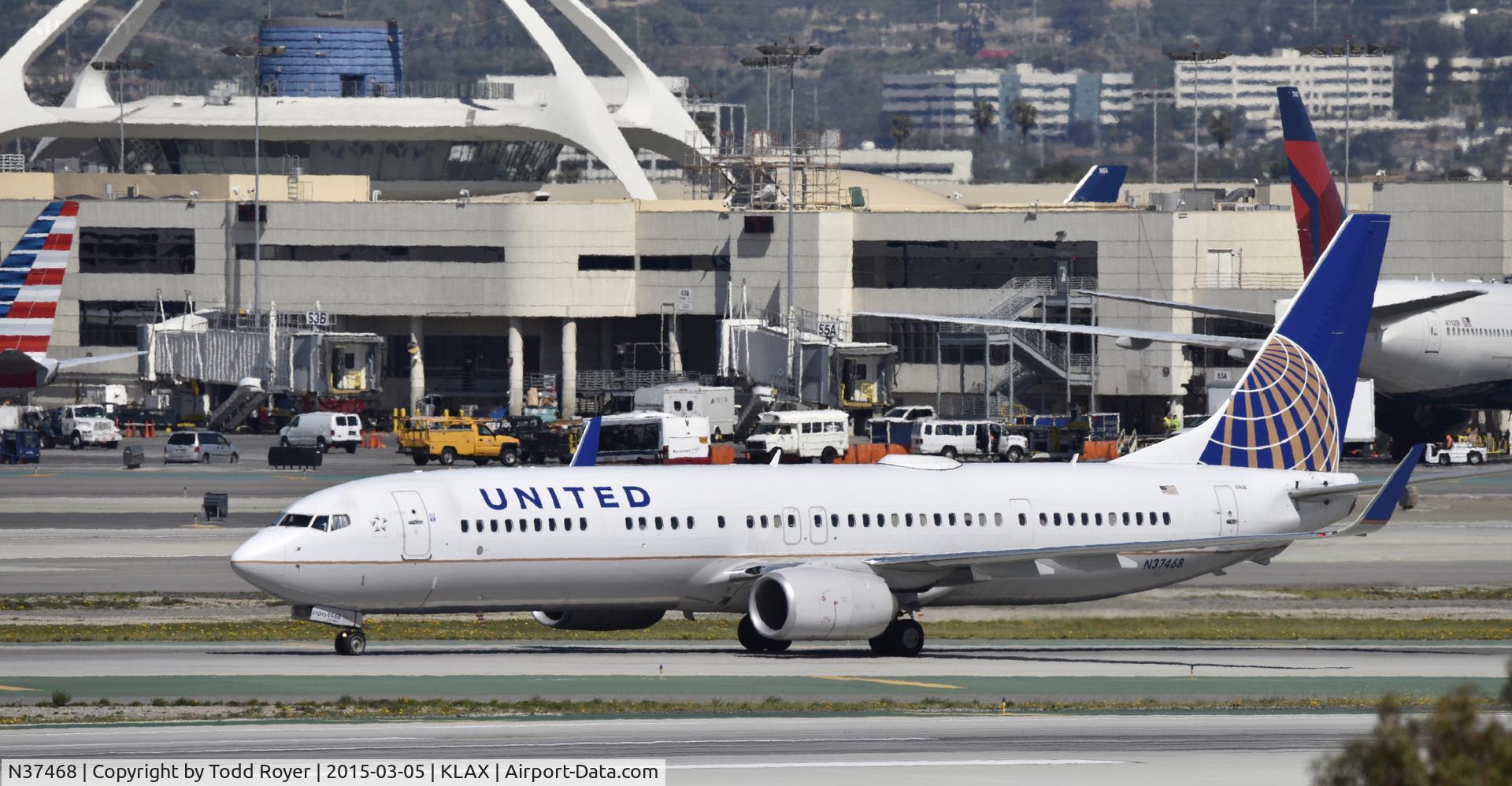 N37468, 2013 Boeing 737-924/ER C/N 32836, Taxiing to gate at LAX