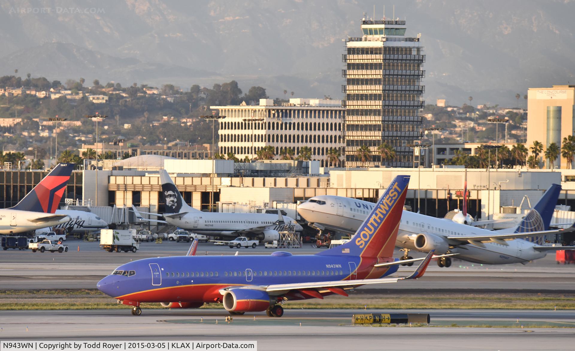 N943WN, 2010 Boeing 737-7H4 C/N 36913, Taxiing to gate at LAX