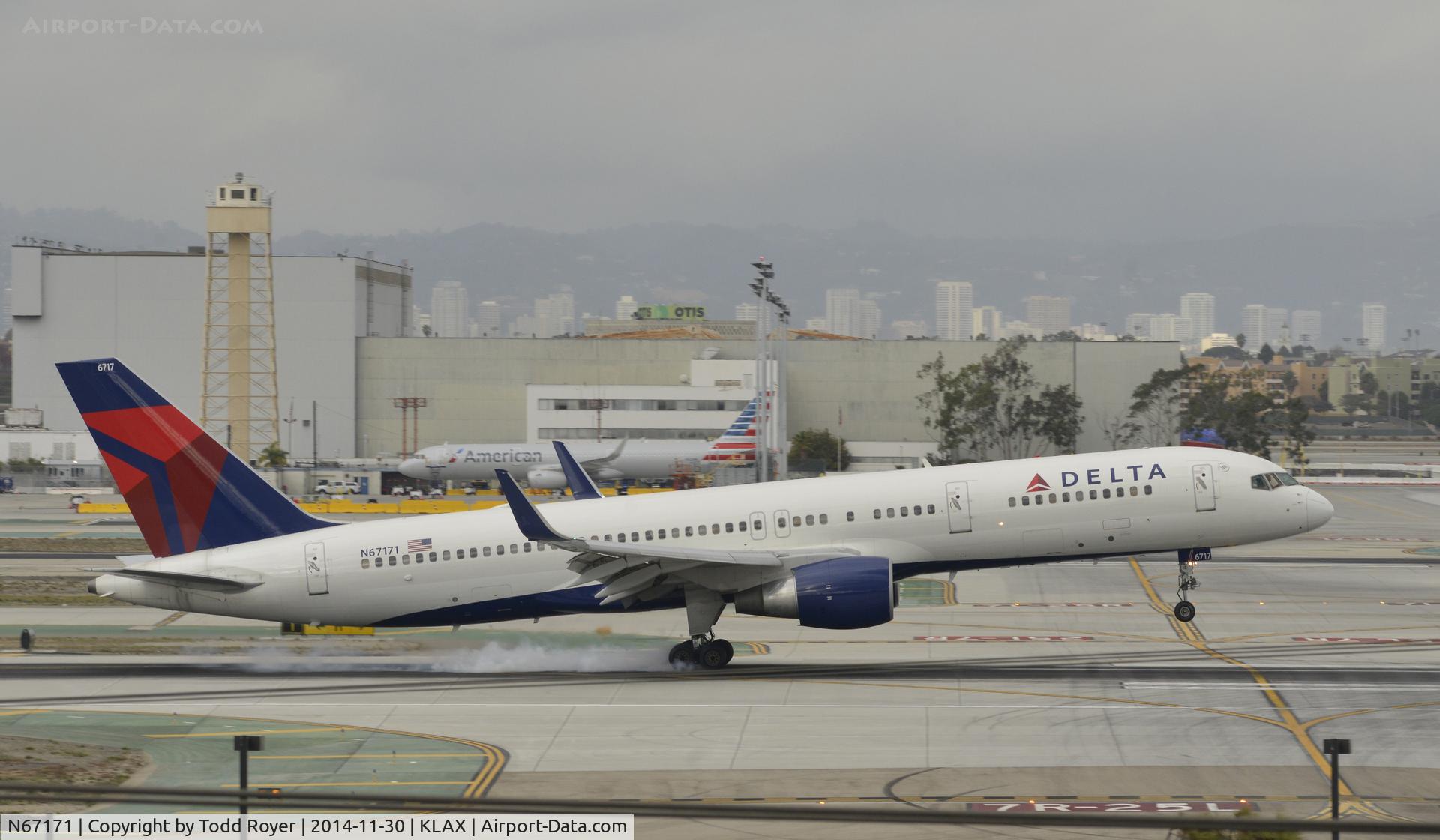 N67171, 2001 Boeing 757-232 C/N 30839, Landing at LAX on 7R