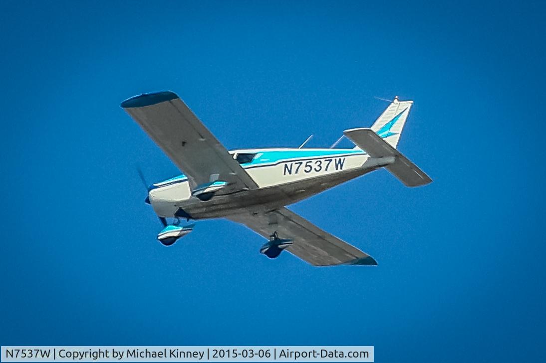 N7537W, 1963 Piper PA-28-180 C/N 28-1470, Flying near Kent WA