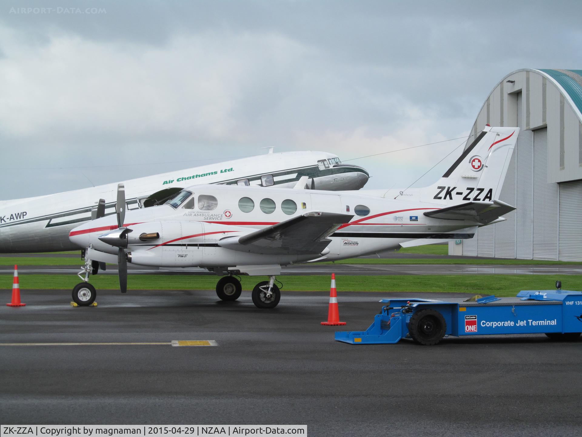 ZK-ZZA, 1995 Beech C90A King Air C/N LJ-1407, medic flight on busy 