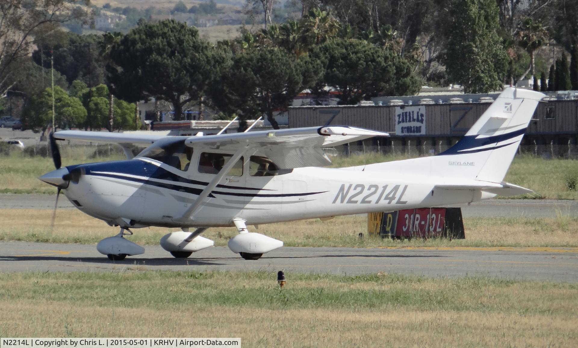 N2214L, 2005 Cessna 182T Skylane C/N 18281718, A local 2005 Cessna 182T taxing to transient parking to drop off some passengers at Reid Hillview Airport, CA.