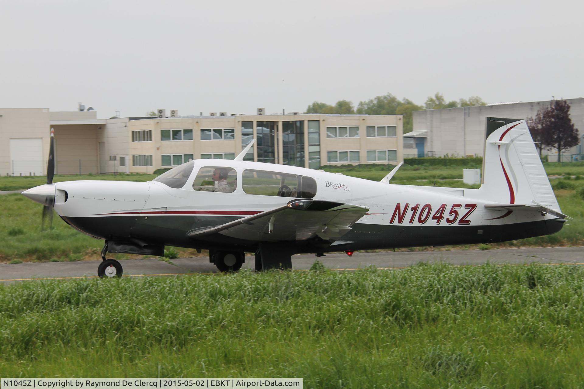 N1045Z, 2004 Mooney M20M Bravo C/N 27-0328, Taxiing out at Wevelgem.