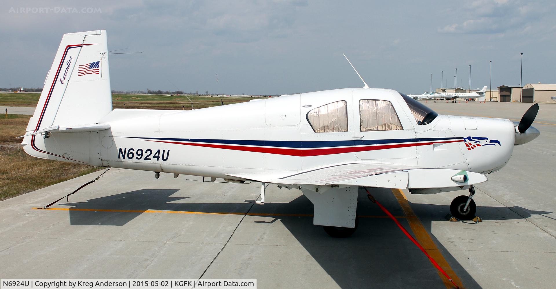 N6924U, 1964 Mooney M20E C/N 294, Mooney M20E on the ramp.