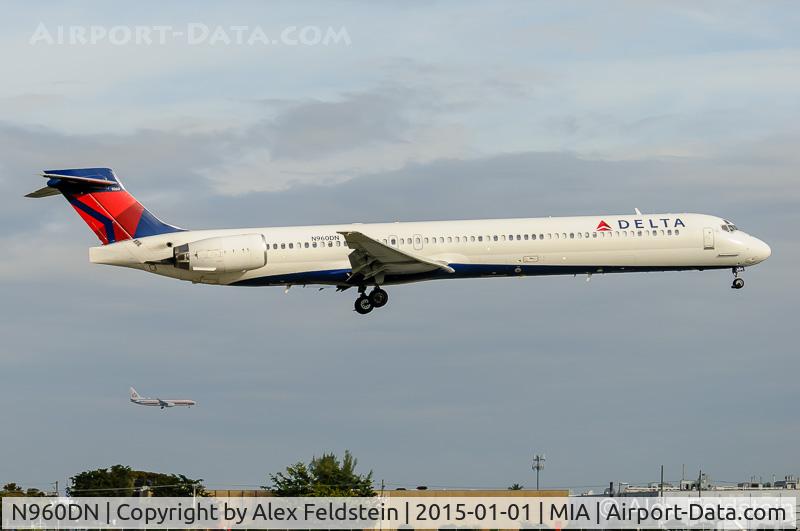 N960DN, 1998 McDonnell Douglas MD-90-30 C/N 53530, Miami International