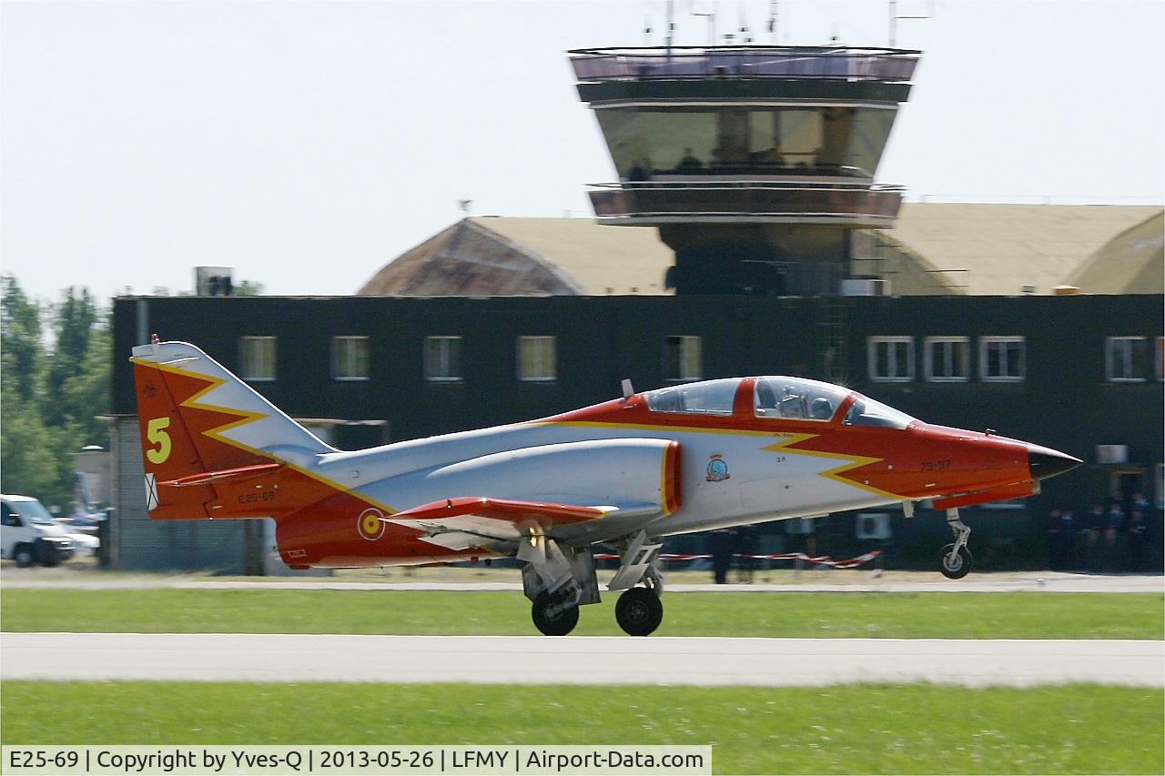 E25-69, CASA C-101EB Aviojet C/N EB01-65-075, 79-97 - Spanish Air Force CASA C-101EB Aviojet (79-22), Patrulla Aguila Aerobatic team, Take off rwy 34, Salon De Provence Air Base 701 (LFMY) Open day 2013