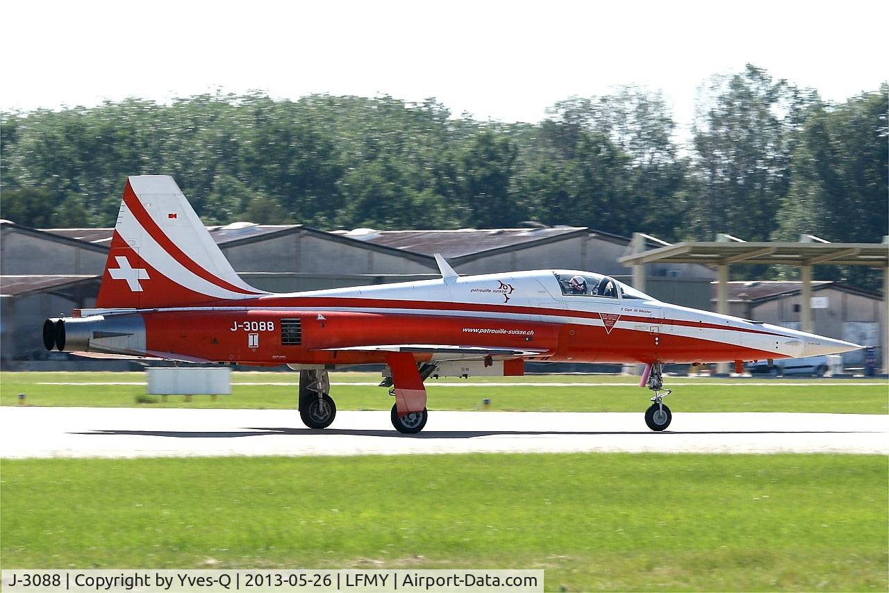 J-3088, Northrop F-5E Tiger II C/N L.1088, Northrop F-5E Tiger II, Capt Michael Meister, 2nd solo of Patrouille Suisse 2013, Swiss Air Force Aerobatic Team, Landing rwy 34, Salon de Provence Air Base (LFMY) Open day 2013