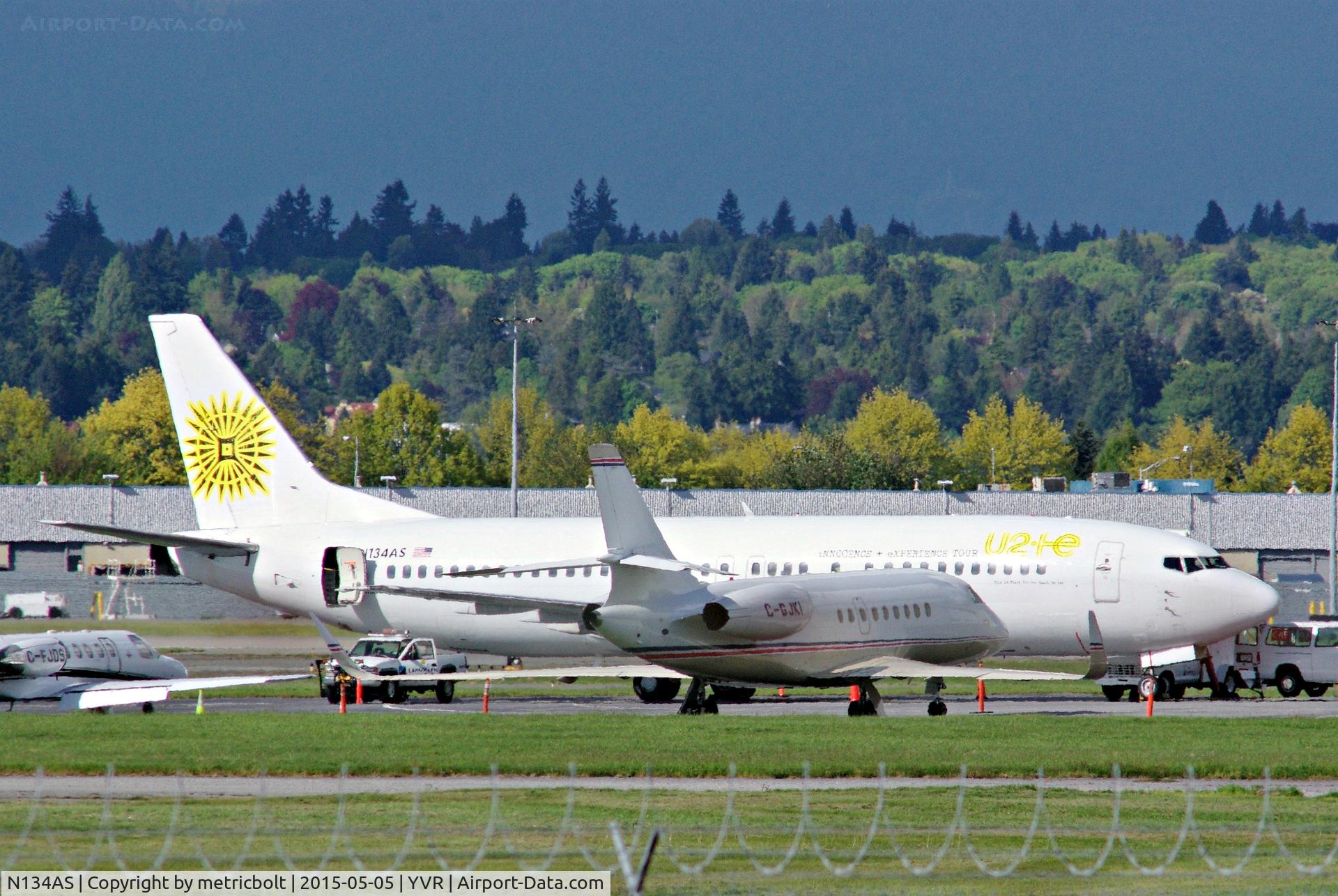 N134AS, 1991 Boeing 737-484 C/N 25314, U2 Innocence + Experience Tour 2015.
Hard to see yellow letters on white background