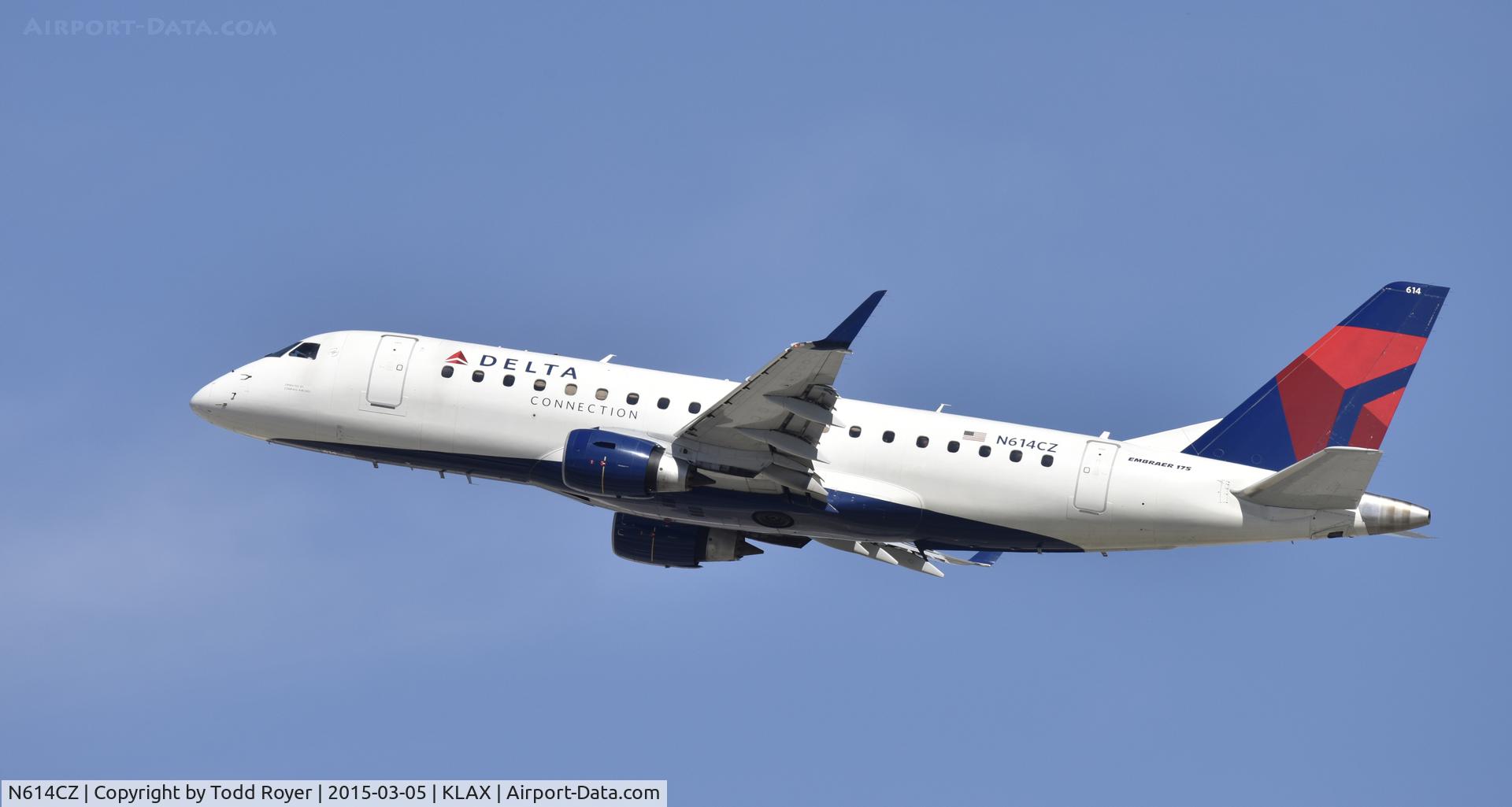 N614CZ, 2008 Embraer 175LR (ERJ-170-200LR) C/N 17000205, Departing LAX on 25R