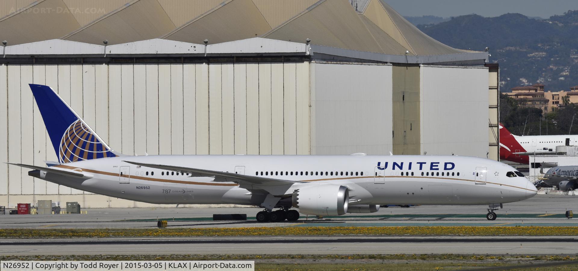 N26952, 2014 Boeing 787-9 Dreamliner C/N 36403, Taxiing to gate at LAX