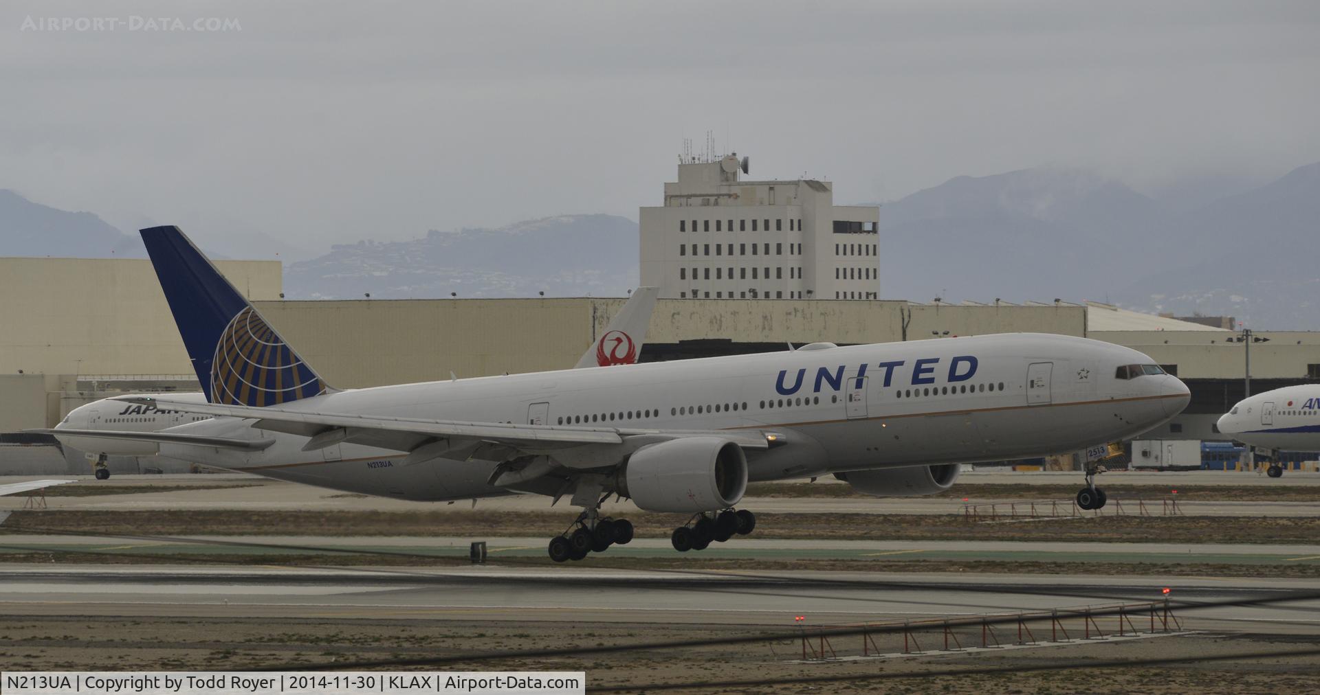 N213UA, 2000 Boeing 777-222 C/N 30219, Landing at LAX on 7R