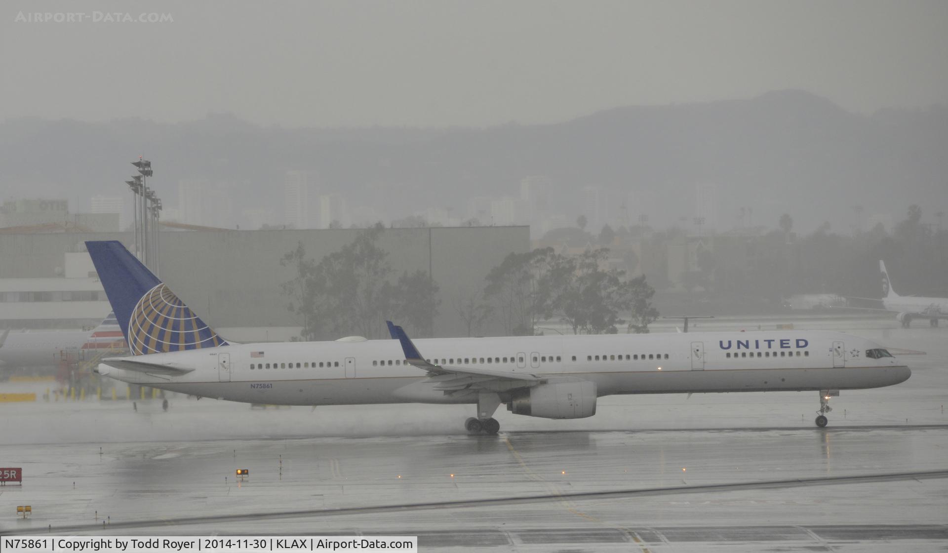 N75861, 2001 Boeing 757-33N C/N 32585, Departing LAX on 7L