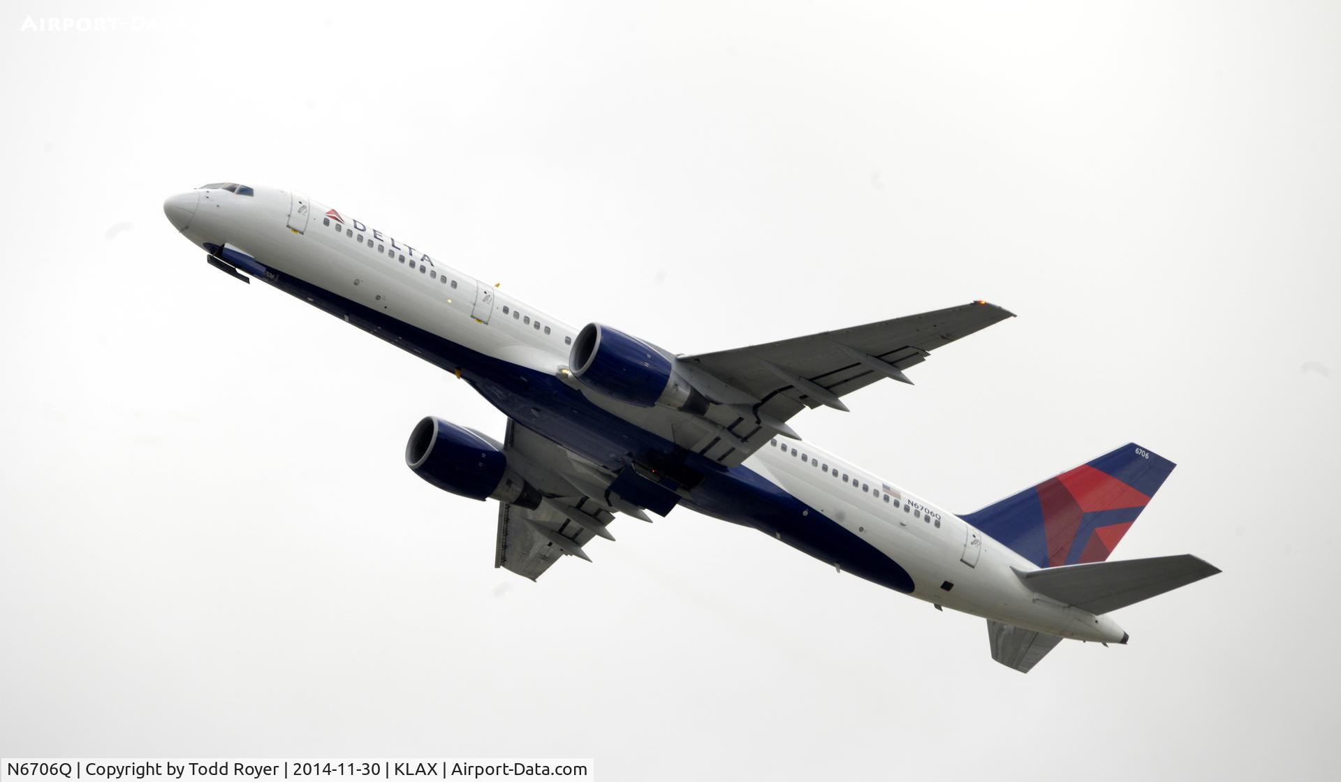 N6706Q, 2000 Boeing 757-232 C/N 30422, Departing LAX