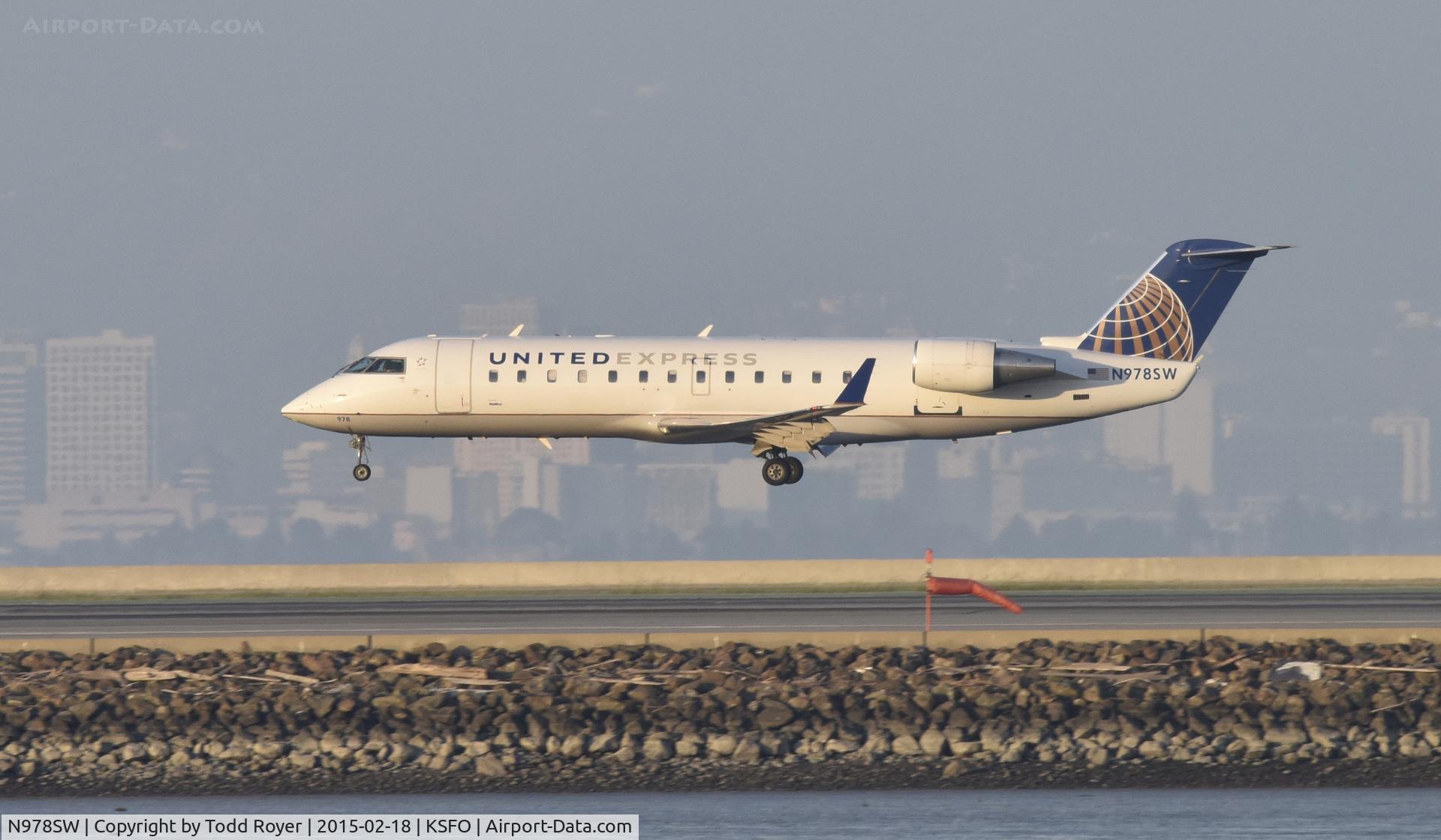 N978SW, 2004 Bombardier CRJ-200ER (CL-600-2B19) C/N 7953, Landing at SFO