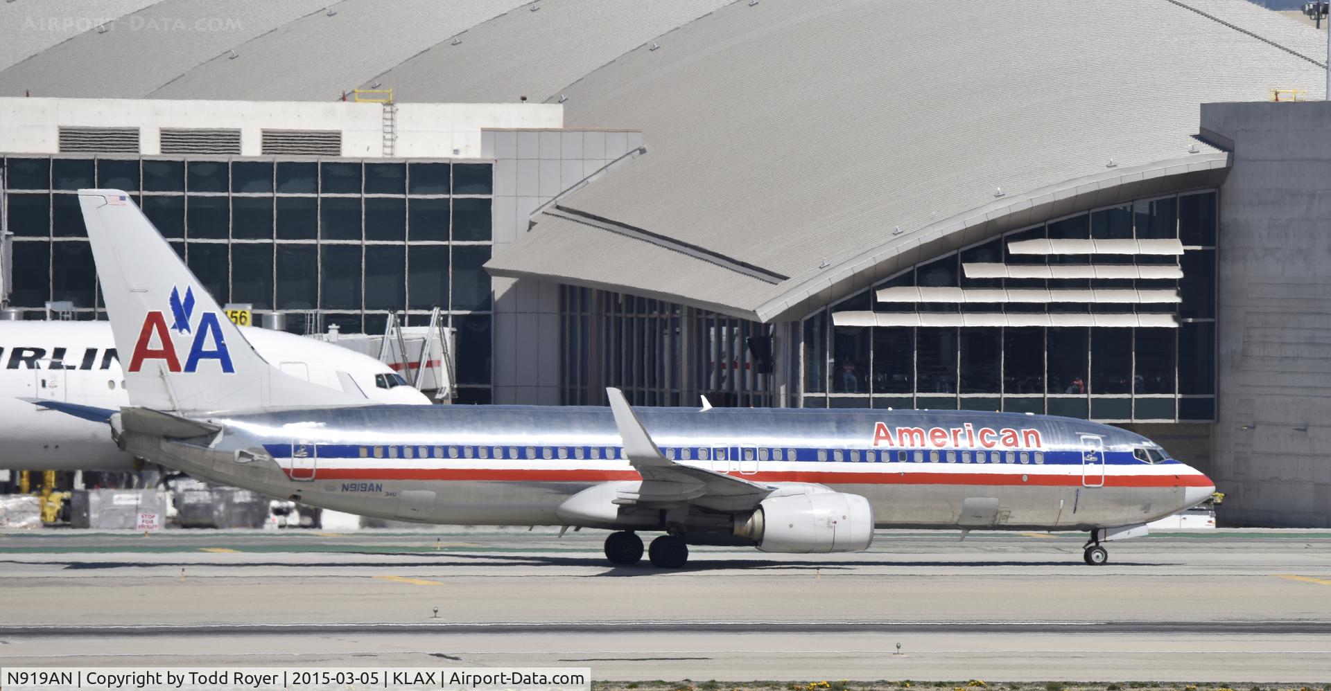 N919AN, 1999 Boeing 737-823 C/N 29520, Taxiing to gate at LAX