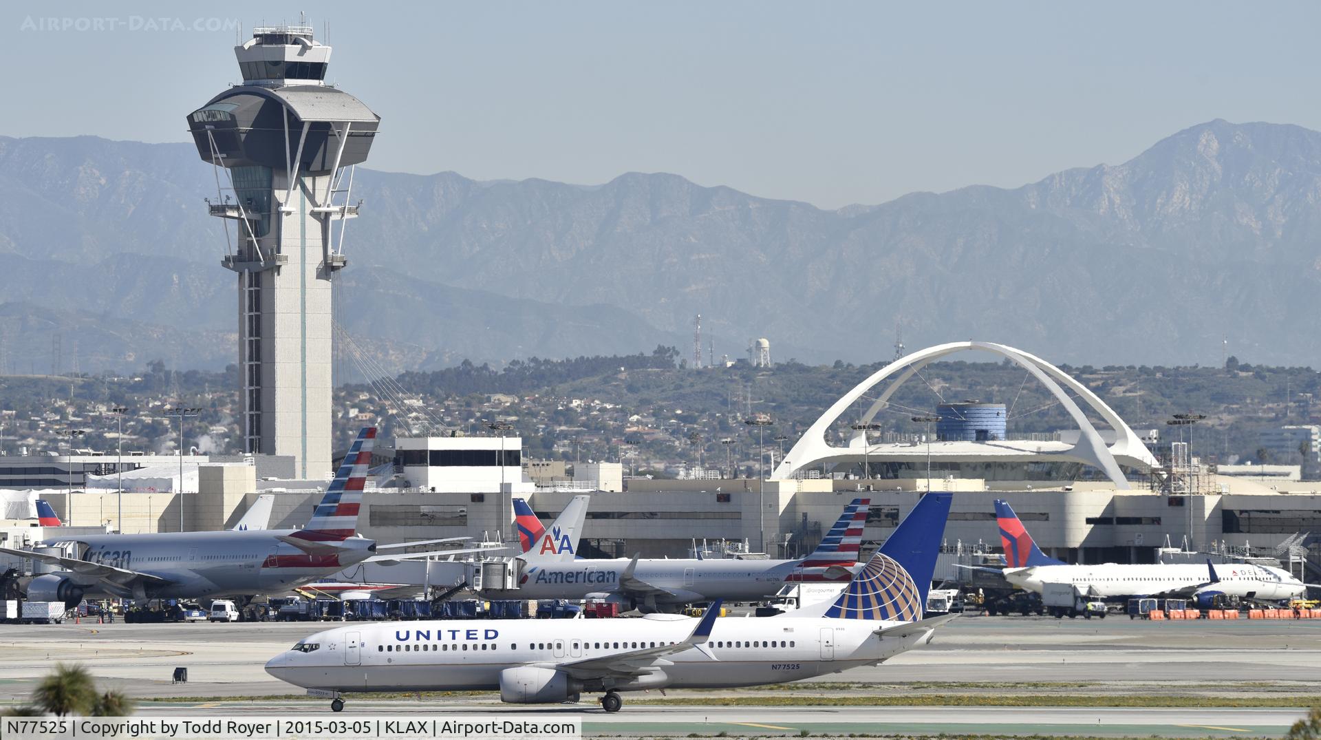 N77525, 2010 Boeing 737-824 C/N 31659, Taxiing to gate at LAX
