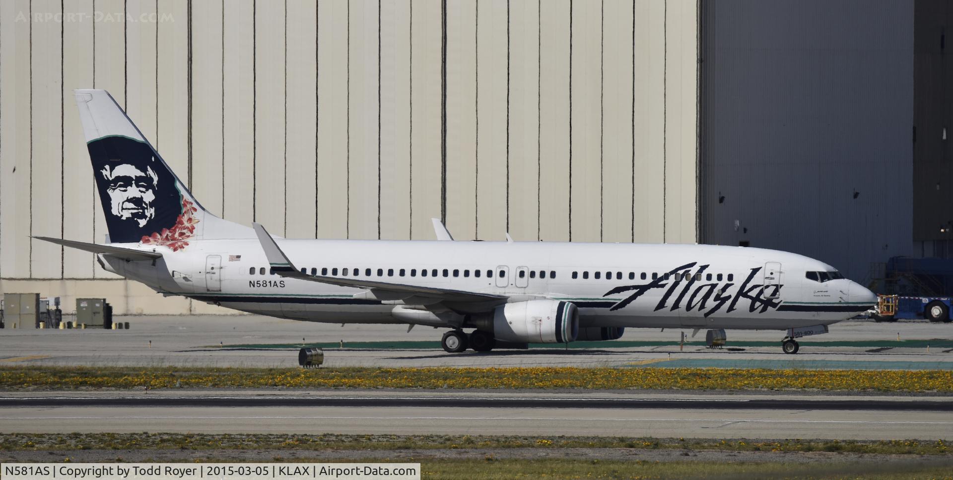 N581AS, 2007 Boeing 737-890 C/N 35188, Taxiing to gate at LAX