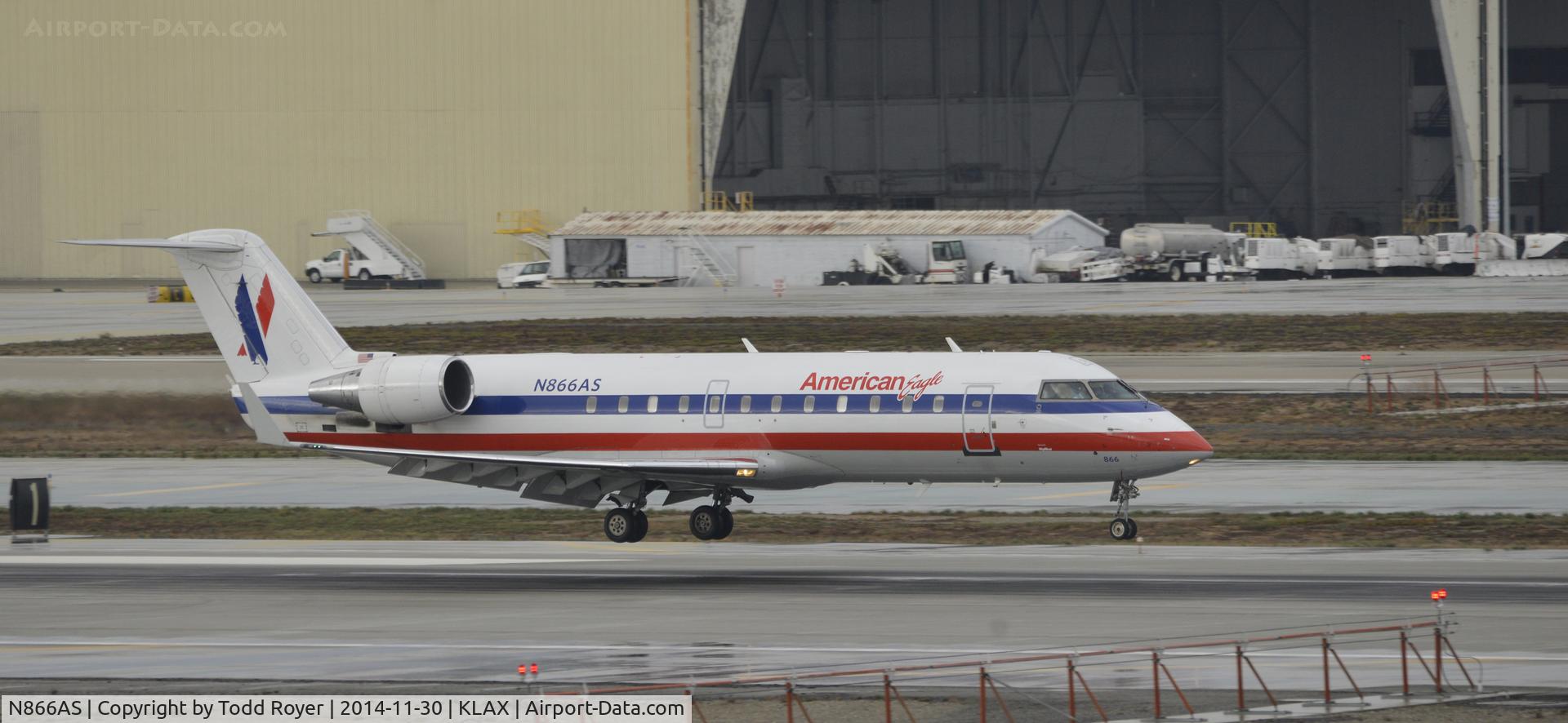 N866AS, 2001 Bombardier CRJ-200ER (CL-600-2B19) C/N 7517, Landing at LAX on 7R