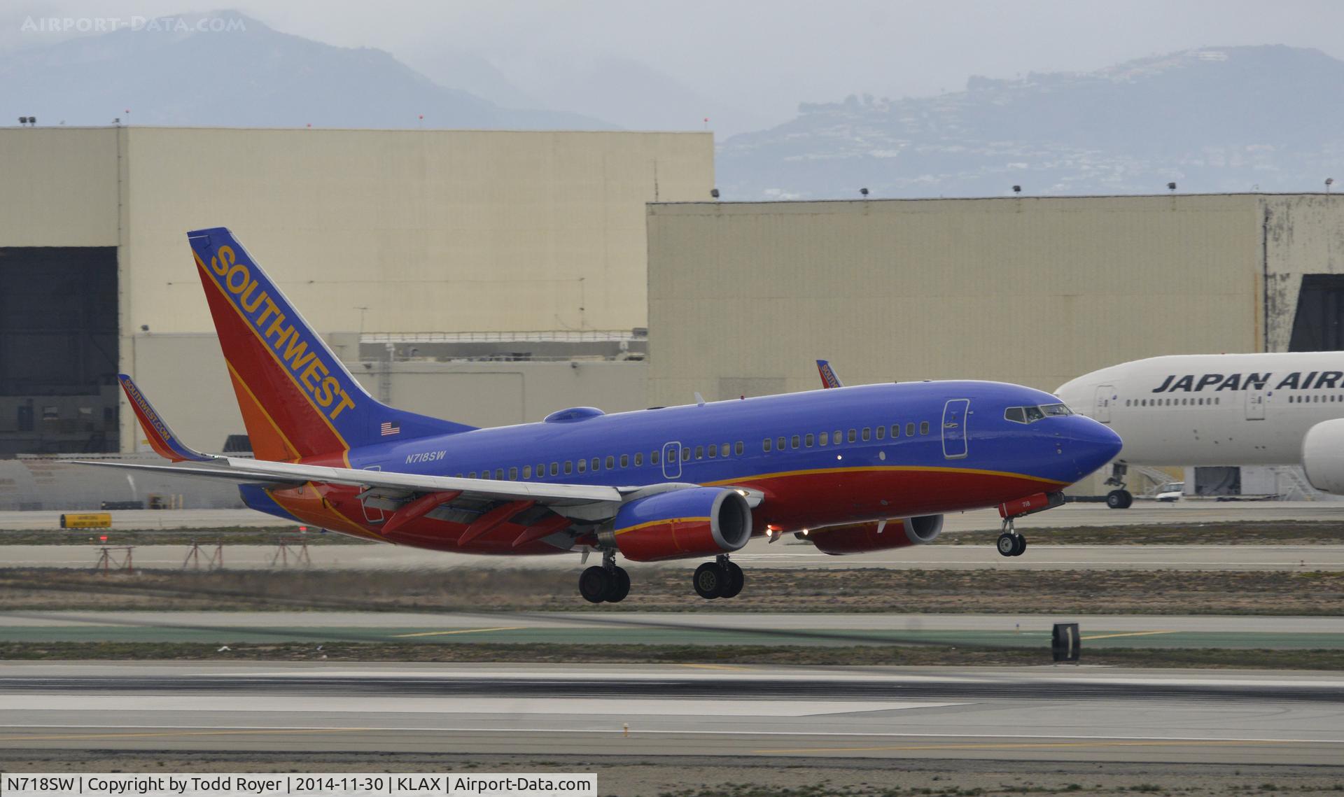 N718SW, 1998 Boeing 737-7H4 C/N 27852, Landing at LAX on 7R