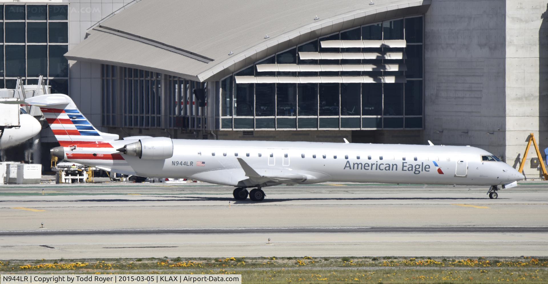N944LR, 2006 Bombardier CRJ-900ER (CL-600-2D24) C/N 15075, Taxiing to gate at LAX