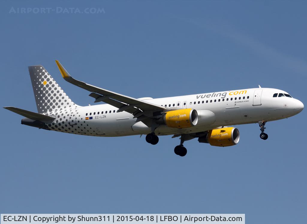 EC-LZN, 2013 Airbus A320-214 C/N 5925, Landing rwy 14R with wifi pod fitted now