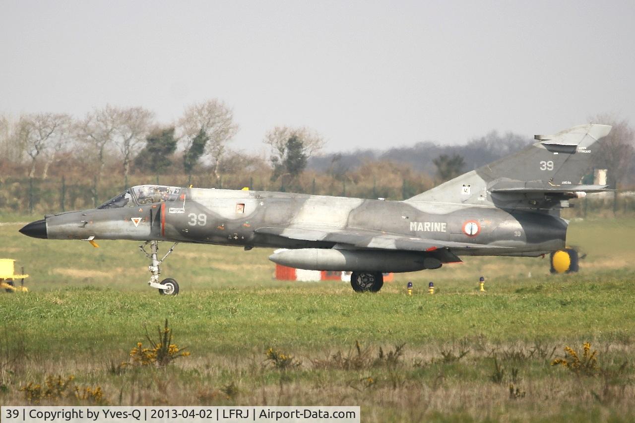 39, Dassault Super Etendard C/N 39, French Naval Aviation Dassault Super Etendard M (SEM), Taxiing to holding point Rwy 08, Landivisiau Naval Air Base (LFRJ)